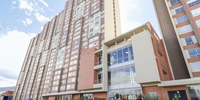 Excelente apartamento para estrenar, ubicado a media cuadra de la Calle 170 y a una cuadra de las carreras 7. y 9., con fácil acceso a rutas del SITP y TransMilenio. El conjunto residencial ofrece terraza BBQ, gimnasio, zona infantil, lavandería comunal y subestación eléctrica. El apartamento cuenta con una habitación independiente con clóset, amplia sala-comedor, cocina integral tipo americano, zona de lavandería, hermosa vista panorámica y excelentes acabados. Ideal para quienes buscan comodidad, modernidad y una ubicación privilegiada al norte de la ciudad. Para mayor información comunícate al 3175285469,o al correo, kelly.rodriguezinmobiliariabogota.com. El equipo de inmobiliaria Bogotá está comprometido en brindar una experiencia de vida excepcional desde el primer momento en nuestra comunidad.