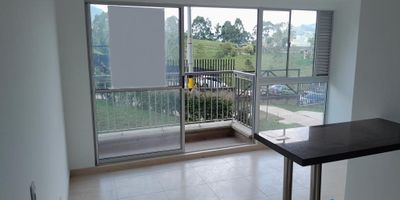 Se vende Apartamento Caldas Primavera, 50 m2 aproximadamente, para estrenar, 2 alcobas con closet, sala comedor, cocina integral, zona de ropas, red de gas, calentador de paso, balcon, piso en cerámica, 2 baños en total cabinados, acabados de lujo, unidad cerrada con portería 24 horas, 2 ascensores por torre, shut de basuras, cancha múltiple, cancha sintética, juegos infantiles, piscina climatizada, turco, sauna, gimnasio dotado, salón de juegos, salón social y parqueadero de visitantes, buen transporte público, supermercados cercanos.
Nota Las zonas comunes aún estan en construcción, imagenes modelo