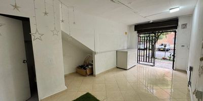 Arriendo local en envigado barrio Andalucía, cerca a la casa de la cultura. Primer piso, baño, pisos en cerámica, ideal para oficina o local comercial, cerca a colegios, centros comerciales, transporte público y parques