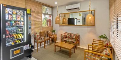 Cali, Hacienda Kachipay. Conjunto Dalia.  Vendo apartamento en segundo piso con ascensor. Ubicación con vista hacia parque exterior. Consta de balcón, cocina integral con extractor de olores, horno y buen número de cajones y gabinetes para guardar elementos de cocina. La zona de oficios está separada de la cocina por una puerta corrediza y está totalmente enchapada. El apartamento tiene dos habitaciones, estudio y dos baños. La habitación auxiliar tiene closet y la principal tiene vestier.
El conjunto tiene piscina, salón social, parque de juegos infantiles y parque para mascotas. El sector es muy tranquilo y se encuebtra ubicado a pocos minutos de centros comerciales y las zonas de universidades y colegios.