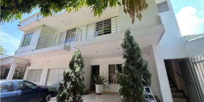 Se arrienda apartamento en Paraíso de 86 m², ubicado en excelente zona residencial. Cuenta con 3 alcobas, 2 baños, sala-comedor, cocina integral y zona de labores. Incluye 1 garaje privado. Estrato 4, con buena ventilación e iluminación natural. Canon de arriendo: $1.800.000 mensuales. Ideal para familias que buscan comodidad y tranquilidad.

 
