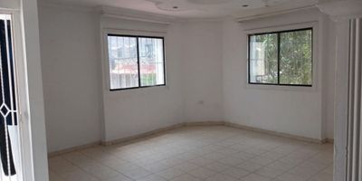 Descubre la comodidad y elegancia en este encantador apartamento de 3 habitaciones y 1 baño, con una distribución inteligente que optimiza sus 79 metros cuadrados. Situado en una ubicación privilegiada, este inmueble ofrece un ambiente acogedor y funcional para disfrutar en familia o con amigos. Con acabados de calidad y espacios bien iluminados, cada rincón de este hogar invita a la relajación y el bienestar. ¡Haz de este apartamento tu refugio ideal en la ciudad!