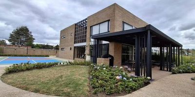 Excelente iluminación natural, para estrenar ,rodeado de naturaleza ,zona muy tranquila y segura ,zonas comunes como cancha múltiple, BBQ  ,gimnasio zona abierta ,vigilancia 24-7