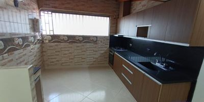 Casa de 200 m2 en tercer piso, 3 alcobas, 2 baños, 3 clósets, 3 salas, comedor, cocina integral, red de gas, patio amplio, instalación de lavadora, balcón, citófono, muy iluminado y ventilado.