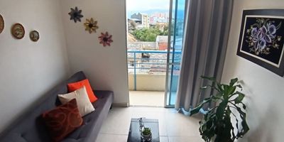 ---

Increíble oportunidad de inversión en la hermosa ciudad de Armenia, en el departamento del Quindío. Este apartaestudio se encuentra ubicado en una de las zonas más privilegiadas y de alta valorización de la ciudad, con acceso pavimentado y cercano a centros comerciales, colegios y universidades.

Con un área total de 35.65 M2, este apartaestudio cuenta con todas las comodidades necesarias para una vida cómoda y placentera. Su área construida y privada de 35.65 M2 la convierten en una opción ideal para solteros, parejas o estudiantes que buscan un espacio acogedor y funcional.

Su distribución incluye 1 alcoba, 1 baño y 1 garaje, además de una hermosa vista panorámica que permite disfrutar de la naturaleza y el paisaje de la ciudad desde la comodidad de tu hogar. Adicionalmente, su diseño moderno y funcional ofrece características internas que superan tus expectativas.

Si eres amante de los animales, no hay problema, este apartaestudio admite mascotas, para que puedas disfrutar de la compañía de tu mejor amigo sin restricciones. Además, su barra estilo americano y cocina integral te permiten compartir momentos agradables con tus seres queridos mientras preparas tus platos favoritos.

Para mayor comodidad, cuenta con calentador, citófono/intercomunicador y su piso de cerámica/mármol ofrece una estética moderna y fácil de limpiar. También incluye servicios de agua, gas domiciliario y electricidad, para una vida cómoda y sin preocupaciones.

En cuanto a características externas, este apartaestudio cuenta con acceso a áreas sociales, ascensor y portería/recepción para tu seguridad y comodidad. Además, su ubicación estratégica te permite acceder fácilmente a transporte público, parques cercanos y zonas comerciales para una vida llena de comodidades.

Vive en un espacio amoblado, con cocina tipo americano y deposito incluido para mayor comodidad y organización. Además, su sistema de detección de humo y extractor garantizan tu segu