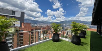 Descubre este exclusivo apartaestudio para estrenar en el corazon de Laureles. Perfectamente ubicado, ofrece facil acceso a rutas de transporte. Disfruta de un espacio amplio, moderno y lleno de luz natural, disenado para tu comodidad y estilo de vida. Ideal para quienes buscan un lugar funcional en una de las zonas mas deseadas de la ciudad. No pierdas la oportunidad de vivir en un espacio que combina estilo y conveniencia!