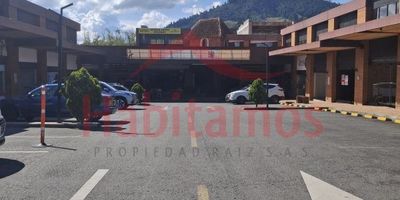 Excelente oportunidad para tu negocio en una de las zonas con mayor crecimiento del Oriente Antioqueño. Local ubicado en moderno mall comercial sobre vía principal, a tan solo 5 minutos del parque de La Ceja. tiene  Parqueadero para clientes, Alto flujo vehicular y peatonal, Ideal para: cafetería, boutique, oficina, barbería, peluquería, tienda saludable, consultorio, Zona de alta valorización y desarrollo
