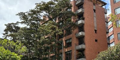 Excelente apartamento con muy buenos acabados y vista al occidente sobre árboles y a los cerros orientales. Cuenta con amplia zona social con cocina abierta, sala, comedor y estudio en un solo ambiente, con balcón y baño social. Tiene un cuarto con baño privado mueble de lavandería en closet con torre de lavadora y secadora. Tiene dos garajes independientes y depósito.
Edificio ubicado en zona residencial de los rosales, parqueadero de visitantes, portería y vigilancia 24  7, fáciles vías de acceso sobre la circunvalar