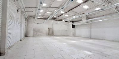 Bodega de 423 M2 con mezanine, área libre de 398 M2, cuenta con dos baños, pisos en cerámica y luz trifasica. Cerca a Carrera 113, Calle 63, Calle 72, zona comercial y rutas del Sitp.