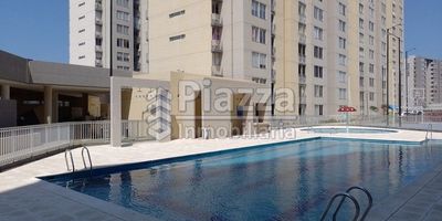 Acogedor apartamento en arriendo en primer piso en el Conjunto Residencial Amazilia en Alameda del Rio Barranquilla. Con un area de 525 m2 ofrece dos habitaciones con closets dos baños uno en la habitacion principal sala comedor amplia y luminosa cocina integral y un patio privado ideal como zona de labores o jardin. Su ubicacion en primer piso brinda acceso facil perfecto para familias con niños o adultos mayores. El conjunto cuenta con piscina gimnasio parque infantil salon social y vigilancia 24 7 en un entorno familiar y seguro. Ademas su ubicacion permite rapido acceso a vias principales transporte publico y al centro comercial Jardin del Rio con amplia oferta de servicios. Estrato 3 con parqueadero comunal es una excelente opcion para vivir en una de las zonas mas completas y tranquilas de la ciudad. No pierdas la oportunidad de conocerlo y disfrutar de todas sus ventajas.