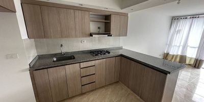 Tu nuevo hogar te espera en Ciudad Guabinas! Apartamento moderno en Unidad macondo, octavo piso con ascensor, ideal para quienes buscan comodidad, ubicación y estilo al mejor precio! 2 habitaciones amplias con clóset (la principal con baño privado) Espacio versátil tipo estudio o para una tercera habitación 2 baños completos  Cocina integral abierta moderna y funcional Balcón con vista fresca Excelente iluminación natural Ubicación estratégica: A pocos minutos de Cali, transporte público cercano, zona segura y con alta valorización. La unidad cuenta con seguridad, zonas comunes y acceso fácil. ¡No dejes pasar esta oportunidad! Mayor información 3215819388