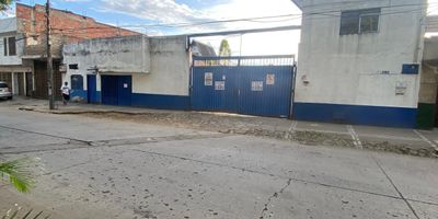 LOTE BODEGA DISPONIBLE PARA RENTA DE 800 Metros Cuadrados, con 2 Oficinas cada una de 30 Metros cuadrados y cada una de ellas con aire acondicionado.
Cuenta con Alarma
Bodega almacen
Tanque de almacenamiento 
Ramada de 200 Metros cuadrados 
