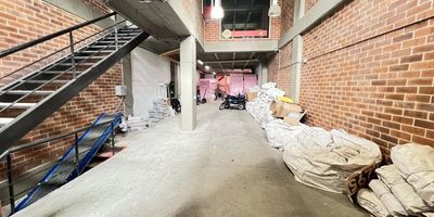 ARRIENDO BODEGA COMERCIAL EN ENVIGADO cuenta con , puerta peatonal y puerta camión , son 5 pisos en cada piso tiene 2 baños , hay una cocina , terraza ,