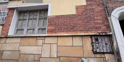 Excelente local de 450 m² comercial, cuenta con 3 ambientes, 1 baño para hombres (con tres sanitarios), 1 baño para mujeres (con tres sanitarios), instalación de agua, gas y electricidad ubicado en una zona de alto tránsito peatonal y vehicular, ideal para instalar un restaurante, cafetería, tienda, oficina o cualquier tipo de comercio. 
Con una excelente iluminación natural gracias a sus amplios ventanales frontales que también ofrecen una buena visibilidad desde el exterior, lo que favorece la atracción de clientes. La fachada es moderna y cuenta con un espacio ideal para colocar letreros o rótulos visibles desde la calle.