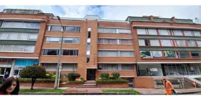 Se vende oficina en Chico, precio negociable. Exelente ubicacion a media cuadra de la 11 con 96, cuarto piso, exterior, tiene parquedero privado, acceso por ascensor, recepción y vigilancia 24/7. Consta de 2 oficinas grandes, sala de espera y baño privado. Pisos en madera. Zona de parqueo frente al edificio hay parquederos de visitantes. Facil acceso vehicular y transporte público por la cra 11, 15, 7ma, calle 100, calle 94. Muy cerca de restaurantes, centros médicos, centros comerciales y centros empresariales. A pocas cuadras del parque de la 93. Cod: 9456076
