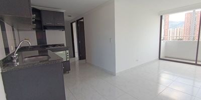 Hermoso apartamento en arriendo en Itagüí, sector el encanto, de 3 alcobas, 2 baños cocina integral, sala comedor, balcón con una hermosa vista, parqueadero, portería permanente, buen servicio de transporte público, cerca del Mall Suramérica