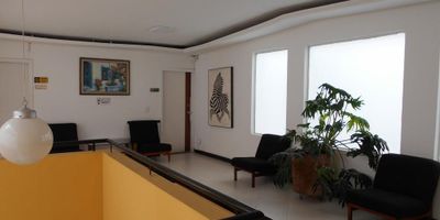 Excelente oficina de 37 m², con espacio abierto, pisos en cerámica y madera, un baño y vista exterior. El valor incluye los servicios de agua y luz, lo que la convierte en una opción práctica y económica. Ubicada en una zona estratégica, cerca del Parque El Virrey, zonas comerciales y vías principales, ideal para empresas o profesionales que buscan comodidad y fácil acceso.