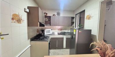 ¡Encantador apartamento en renta en Medellín, ideal para ti! Ubicado en el corazón de la ciudad, en el estrato 4, cerca de la icónica Iglesia Divino Maestro, este moderno inmueble de 75 m² en el segundo piso te ofrece comodidad y estilo. Cuenta con 2 amplias habitaciones, cada una con closet, perfectas para tu descanso y organización. Sus 2 baños completos garantizan privacidad y funcionalidad. La cocina integral, equipada con red de gas, es ideal para preparar tus platos favoritos con facilidad. El piso en cerámica aporta un toque elegante y fácil de mantener, mientras que el ventanal inunda el espacio con luz natural, creando un ambiente cálido y acogedor. Su ubicación estratégica te conecta con todo lo que necesitas: transporte, comercios y más. ¡No dejes pasar esta oportunidad de vivir en un lugar que combina confort, modernidad y excelente ubicación! Contáctanos ahora y agenda tu visita. ¡Tu nuevo hogar te espera en Medellín!
