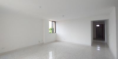 Apartamento en arriendo en Riomar, ubicado en unidad cerrada cerca a centros comerciales, supermercados, parques, rutas de transporte público. Cuenta con 3 habitaciones, 2 baños, sala comedor, estar de tv, balcón en la sala, hall de acceso, hall de alcobas, pisos en granito y cerámica, cocina integral con mesón en granito, alcoba de servicios, baño de servicios, zona de ropas, zonas verdes, parqueadero asignado, vigilancia y portería 24 Horas.