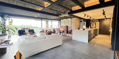 Apartamento en venta, El Poblado, San Lucas

Este espectacular apartamento de 152 m² ha sido completamente remodelado hace 3 años y se entrega sin amoblar, ideal para quienes buscan modernidad y confort. Dispone de 2 alcobas con vestier, 3 baños en total incluyendo uno social, estudio y una sala comedor amplia que se integra con una cocina italiana abierta con isla moderna, red de gas y calentador a gas. El balcón ofrece una vista privilegiada a la ciudad, perfecto para disfrutar momentos de tranquilidad. Cuenta con domótica, sistema de sonido y puerta con chapa de seguridad. Sus acabados en porcelanato realzan cada espacio. Incluye 2 parqueaderos independientes cubiertos y 1 cuarto útil. La unidad residencial ofrece vigilancia 24 horas, ascensor, zonas verdes, parque infantil, citófono, CCTV, parqueaderos de visitantes y shut de basuras. Su ubicación es estratégica, con acceso a vías principales y cerca de centros comerciales, colegios y servicios. Contáctanos para conocerlo.