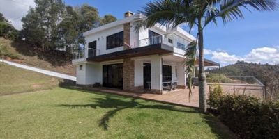 Hermosa casa finca disponible para el arriendo, ubicada en Rionegro, sector San Luis, cuenta con un área total de lote 9000m2 y construidos son 360m2. Cuenta 4 alcobas, 4 baños, 3 closet, 1 Vestier, cocina integral, sala, sala comedor, chimenea, jacuzzi, parque infantil, ante-jardín, amplias zonas verdes, parqueadero cubierto, caballeriza, cuenta con hermosa vista panorámica, hall y cuarto útil. Excelente zona campestre, sector exclusivo, tranquilo y de fácil acceso. Ideal para vivir!