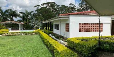 Código: 9468FR722

? Finca en venta – Pereira, sector Av. 30 de Agosto ?
? 533 m² construidos | Estrato 4 | 10 años de antigüedad

? 1 habitación
? 1 baño
? Parqueadero
? Piscina privada
? Zona BBQ
? Amplias zonas verdes

✅ Cuenta además con sala, comedor y cocina. Perfecta para disfrutar de la tranquilidad en un entorno campestre, sin dejar de estar cerca de la ciudad.
? Contáctanos y conoce tu próximo lugar ideal.
