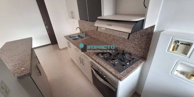 95m, 3 habitaciones, 2 baños, 3 closet, salacomedor, barra americana, balcón, cocina integral, gas domiciliario, calentador, alarma, zona de ropas, parqueadero privado y cuarto útil.
Unidad cerrada, portería 24 horas, ascensor, salón social, zonas verdes, zona de juegos, placa deportiva, gimnasio, piscina, shut de basuras, Excelentes rutas de transporte público y de su cercanía a instituciones educativas y a la mejor zona comercial del municipio, donde se encuentran el Centro Comercial Aves María y Almacenes Éxito. Valor del canon $ 2.800.000 