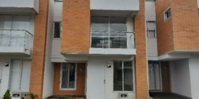 Código: 9468FR743

? Casa en venta – Rincón de la Palma, Pereira
? 91.95 m² | Estrato 5 | 5 años de antigüedad

? 4 habitaciones
? 3 baños
? Garaje privado
? Estudio | ? Terraza | ? Balcón
? Cocina, sala, comedor y área de ropas

✅ Ubicada en un sector estratégico, cerca de centros comerciales, parques, zonas gastronómicas, clínicas y más.

? Contáctanos y agenda tu visita.

 
