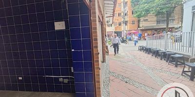 Local en arriendo en Sabaneta, Antioquia, situado en el barrio Calle Larga. Este espacio comercial, con un área construida de 14 m² y 1 baño, se encuentra en el piso 1. La propiedad cuenta con vigilancia, ofreciendo un entorno seguro y profesional. Ideal para quienes buscan un local comercial en Sabaneta con ubicación estratégica y canon de arriendo de $2,100,841. Este inmueble de estrato 3 en Calle Larga es una opción funcional para diversas actividades. Interesado en este local? Puede usar las opciones de WhatsApp, quiero que me contacten o ver teléfonos para visitarlo.