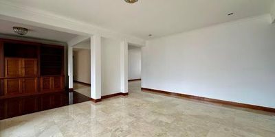 Apartamento en venta en el sector de Las Santas, El Poblado, una zona exclusiva con excelentes vías de acceso hacia la Loma del Poblado y la Transversal Inferior, rodeada de malls, supermercados, restaurantes y todo lo necesario para disfrutar de comodidad y cercanía. Con un área de 198 m2, este inmueble ofrece una amplia sala-comedor con excelente iluminación, estudio, cocina con habitación de servicio y baño privado, además de tres alcobas muy bien distribuidas. Cuenta con dos parqueaderos independientes y cuarto útil. La urbanización es muy completa, equipada con piscina, cancha, parque infantil, salón social y seguridad 247, lo que garantiza confort, privacidad y calidad de vida en uno de los sectores más apetecidos de Medellín.