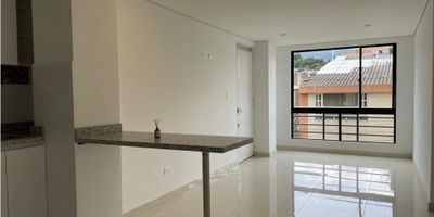 ?✨ Vendo Lujoso Apartamento en Zona Central de Zipaquirá ✨?

Un espacio moderno, elegante y construido bajo las normas de sismorresistencia, garantizando seguridad y calidad ?

? Características principales:
?️ 3 habitaciones amplias luminosas
? 2 baños totalmente terminados, con divisiones en vidrio, mueble auxiliar y espejo
?️ Sala comedor amplia y luminosa
? Cocina integral de gran tamaño con barra auxiliar, horno y campana extractora
? Acabados de lujo

? Detalles adicionales:
? Pisos en porcelanato
? Puertas en madera pino
? Citófono para mayor seguridad

? Ubicado en la zona central de Zipaquirá, cerca a comercio, transporte y todo lo que necesitas.
? Contáctame y agenda tu visita 3014135110 - Andrea Torres
