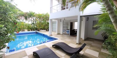 Casa Amoblada ubicada en un hermoso condominio cerrado en Ricaurte, Girardot. La propiedad cuenta con un lote de 250 m² y una construcción de 150 m², distribuidos en dos niveles. Primer piso: Parqueadero para 2 vehículos (con posibilidad de un tercero). Sala independiente del comedor. Espacio adicional que puede funcionar como sala auxiliar o comedor secundario. Cocina cerrada con acceso al patio de ropas. 2 habitaciones amplias. 2 baños completos. En el área exterior encontrarás una espectacular piscina privada de 4 x 8 metros, zona de playa, área de BBQ cubierta, ducha exterior para la piscina, y jardines que rodean la casa por su ubicación en esquina. En la parte posterior, una hermosa alameda de jardines de 6 metros de ancho brinda privacidad adicional al separarla de las demás casas.