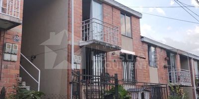 Apartamento en Arriendo – Plazuelas de La Estrella, Sector Cerritos, la estrella 
Este apartamento es una excelente opción para quienes buscan amplitud y comodidad en un sector tranquilo y de fácil acceso en La Estrella. Ubicado en Plazuelas de La Estrella, ofrece un entorno ideal para disfrutar en familia sin preocuparse por costos de administración.Con un área aproximada de 78 m² más terraza, el apartamento cuenta con 4 alcobas, 1 baño, cocina semi integral (la red de gas está pendiente por activar), sala comedor, zona de ropas, patio y balcón. Además, dispone de parqueadero común, lo que lo convierte en una alternativa práctica y funcional.Su distribución, junto con los espacios al aire libre que ofrece la terraza, hacen de este inmueble una opción perfecta para quienes desean un lugar cómodo y bien ubicado.
COD 8438