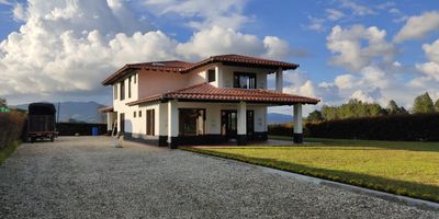 Finca en ARRIENDO de 4 habitaciones - 2 habitaciones en 1 piso con baño, 2 habitaciones en 2 piso, 5 baños, zona verde, chimenea, kiosko.