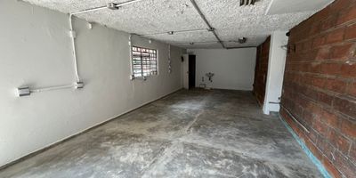 Local en arriendo de 42 m en Cristo Rey, Medellin. Espacio amplio, versatil y con gran potencial, ideal para iniciar o expandir tu negocio. Cuenta con salon principal, puerta tipo persiana, reja de seguridad y bano. Facil de adaptar segun tus necesidades o tipo de actividad. Ubicado estrategicamente cerca del Parque Cristo Rey, Easy 4 Sur, Puente de la 4 Sur, avenidas principales y con excelente acceso a transporte publico. La mejor oportunidad para que tu negocio destaque!