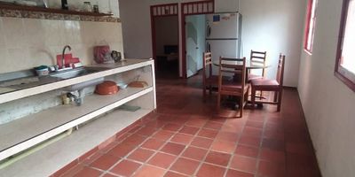 Se vende agradable, fresca e iluminada Casa de Campo en la Cumbre Arboledas.Con un área de 1.400 mt2. de los cuales 2.50 mt2 están construidos. Cuenta con 4 habitaciones, 3 baños, sala - comedor, cocina sencilla, terreno semiplano, con árboles y jardines, hermoso paisaje.