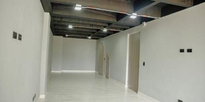 Oficina disponible para arriendo en Rionegro, Sector Llanogrande, cuenta con un área de 65m2,1 baño, cocineta y ventanal. Ubicada en zona comercial cercano a centro comercial Jardines, Excelente para tu negocio!
