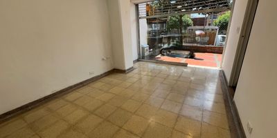 Local en arriendo 20 m en Robledo, Medellin  Ideal para tu negocio

Espacio amplio y versatil con salon principal, puerta tipo vidriera, bano privado y reja de seguridad. Perfecto para emprender o expandir tu negocio con facil adaptacion segun tu actividad. Ubicado estrategicamente cerca de vias principales, zonas comerciales, residenciales y centros educativos, con excelente acceso al transporte publico. Aprovecha esta oportunidad para crecer o emprender! 