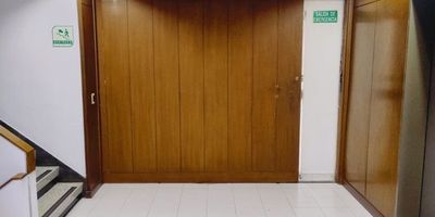 Presentamos oficina en venta en el centro de Cali, rodeada de entidades bancarias, gobernación, alcaldía, juzgados, sector comercial, hotelero y gastronómico, este inmueble destaca por tener un perfil corporativo ideal para impulsar su actividad comercial u de su organización. La oficina sobresale por su iluminación natural y disponer de 240 metros de área ubicada en un quinto piso, con 10 oficinas privadas diseñadas con material de construcción ligero que puede acondicionar de acuerdo con sus necesidades, cableado de red, cuarto técnico, cableado y tomas para instalar cámaras, sistema contra incendio, control de acceso de puertas electrónico, 4 baños, 2 áreas de cocina, aire acondicionado, área amplia para recepción de clientes, salida de emergencia y 3 parqueaderos, el edificio cuenta con seguridad privada con Garret para control de acceso de visitantes, reconocimiento facial para el ingreso de empleados, cinco ascensores modernos y parqueaderos en sótano y CCTV.