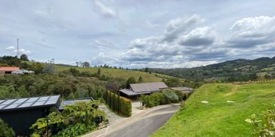 Casa campestre moderna de 331m ubicada en vereda Pantamillo, Envigado. Cuenta con 3 alcobas, cada una con bano y vestier ademas de una excelente iluminacion natural, mas alcoba y bano de servicio. Espacios amplios, sala, comedor, cocina integral y zona de lavanderia. Parqueadero para dos vehiculos. Zona residencial tranquila, con facil acceso a transporte publico y vias principales. Cerca del colegio Sagrado Corazon de Jesus Montemayor, Mall Indiana y solo 30 minutos de la ciudad de Medellin. Ideal para vivir o invertir. Contactanos!