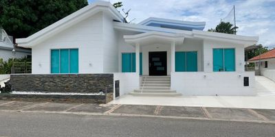 Casa en venta en el Condominio el Peñon, Girardot consta de 600 Mts2 el lote y la Casa 230 Mts2 aprox. consta de: Sala, comedor, cocina cerrada, zona de lavandería, cuatro habitaciones cada una con aire acondicionado y baño,  baño auxiliar, segundo piso  terraza y la habitación principal con baño y vestier. La casa cuenta con parqueadero para 3 vehículos, piscina, jacuzzi, BBQ. El Peñón consta de club house, sauna jacuzzi, turco , piscina social, gimnasio, cachas de ping-pong y mesas billar, bomba de gasolina, zonas  sociales,  plazoleta de comidas, canchas de tenis,  campo de golf, cancha de básquetbol y senderos ecológicos, iglesia, restaurantes, salón de juntas, salón de belleza,   lago con Muelle y deportes acuáticos.