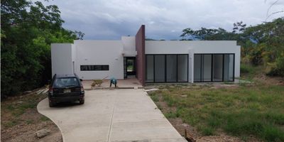 Bienvenido a esta hermosa casa campestre ubicada en el municipio de La Mesa, en Cundinamarca. Esta propiedad cuenta con un amplio terreno de 2200 M2, ideal para aquellos que buscan un espacio de tranquilidad y conexión con la naturaleza.

Con una construcción de 330 M2, distribuidos en 4 cómodas alcobas y 5 baños modernos. Sala y comedor amplios, una cocina abierta elegante, moderna y de muy buen gusto. Zona de lavado y amplios espacios abiertos para estudio, comedor principal o salas especiales. Además, cuenta con un espacio para hasta 8 vehículos en su garaje, asegurando siempre un lugar para tus invitados o familiares.

Esta hermosa propiedad es ideal para aquellos amantes de los animales, y de la naturaleza, cuenta con un amplias zonas verdes y jardines naturales, bosques y un hermoso lago donde toda la familia podrá disfrutar y desconectarse del caos de la ciudad.

En su interior, la casa cuenta con todos los servicios básicos como agua, electricidad y zona de lavandería. Además, ofrece comodidades como hall de alcobas, doble ventana y jacuzzi, para brindar una experiencia de confort única a sus residentes.

Pero sin duda, una de las mejores características de esta propiedad es su vista panorámica, ofreciendo hermosos paisajes naturales que podrás disfrutar desde cualquier espacio de la casa.

En cuanto a la seguridad, la propiedad se encuentra en una urbanización cerrada con vigilancia las 24 horas, lo que te brindará una total tranquilidad y privacidad.

Esta ubicación también ofrece una gran variedad de actividades turísticas, como la cercanía a restaurantes típicos de la región, la posibilidad de pasear por el lago o acercarse a la montaña para disfrutar de la vista y el aire puro. Además, cuenta con un patio ideal para reuniones al aire libre y tanques de agua para asegurar una reserva en caso de emergencia.
