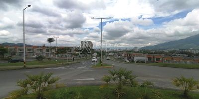Ubicada en la Urbanización Ciudadela Villa Vento, Dosquebradas. El sector proporciona los servicios de supermercados, droguerías, estéticas, parques, iglesia, entre otros y facilidad para abordar el sistema de transporte público. 

La casa cuenta con 2 niveles. El 1er nivel cuenta con garaje cerrado con techo, sala comedor, baño social con ducha, estudio, cocina semi-integral, cuarto útil. El 2do Nivel cuenta hall de acceso, 2 habitaciones con closet, baño social con ducha, zona de ropas. La habitación principal cuenta con balcón.