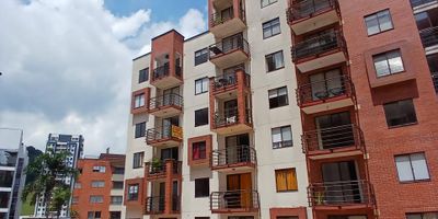 Apartamento en venta en el sector de Pinares, Pereira.

Área 54 m2
Ubicado en el segundo piso
Parqueadero privado

Distribución
Sala  comedor
Balcón
Zona de ropas
2 habitaciones
2 baños

El conjunto cuenta con
2 piscinas
Salón social
Juegos infantiles
Seguridad privada

Ubicación privilegiada en Pinares, rodeado de restaurantes, supermercados, gimnasios, centros comerciales, médicos y bancarios. Muy buenas vías de acceso, en uno de los mejores sectores de Pereira.