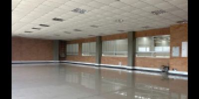 Bodega de 1.930 m² ubicada en zona franca, diseñada para responder a las necesidades de almacenamiento, distribución o producción de empresas que requieren espacios de gran capacidad y especificaciones técnicas de nivel industrial.

Características del inmueble:
Área total construida: 1.930 m² // Altura ideal para almacenamiento en vertical // Pisos de alta resistencia para tráfico pesado y maquinaria // Amplios accesos vehiculares con puerta camión y muelles de carga y descarga // Servicios de agua y energía disponibles, con capacidad para operaciones industriales // Espacios para oficinas administrativas y áreas de apoyo.

Ventajas adicionales:
Ubicación estratégica dentro de un complejo empresarial con vigilancia 24/7, vías internas de tránsito pesado, red contra incendios y facilidades logísticas que optimizan la operación de cualquier compañía.
