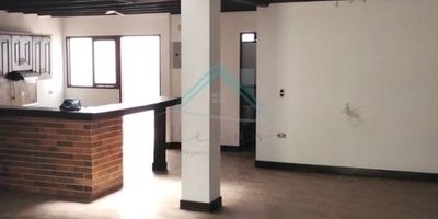 Casa en venta en Rionegro, Antioquia, ubicada en el barrio Cuatro Esquinas. Esta propiedad ofrece 240 m² de área construida, distribuidos en 4 habitaciones y 4 baños, proporcionando espacios amplios y acogedores. Cuenta con 1 parqueadero y una antigüedad de 3 años. Su estratégica ubicación, cercana al Hospital General y EPM, se encuentra en un sector agradable y tranquilo. Esta casa es una excelente opción en Rionegro. Precio de venta: $650.000.000. Para más información o para coordinar una visita, por favor, use las opciones de whatsapp, quiero que me contacten o ver teléfonos.