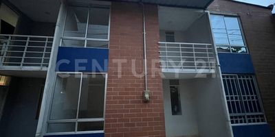 Esta casa en la unidad residencial Las Heliconias en Apartadó, cuenta con todas las comodidades, espacios amplios, iluminados y con los beneficios de vivir en unidad abierta, con juegos infantiles, senderos verdes, placa polideportiva y parqueaderos.
Su ubicación la hace uno de los mejores lugares para vivir y disfrutar en familia