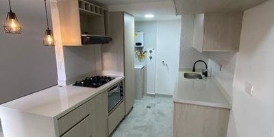Área de 53mts, 3 alcobas, 2 baños, cocina integral, sala comedor, zona ropas, balcón, piso 14 por ascensor, no cuenta con parqueadero

Unidad cerrada completa.