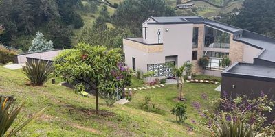 CASA MODERNA E INDEPENDIENTE EN VENTA EN EL RETIRO. Vía Don Diego La Ceja, El Chuscal, sector La Campanita. Un lugar lleno de verde, vista y agua. Casa de dos niveles con espacios amplios y para toda la familia. En el primer nivel se encuentra la cocina integral con piedra sinterizada, la sala, el comedor, chimenea, Una sala de t.v, 2 alcobas cada una con baño y vestier, alcoba de servicio con baño. En un bloque independiente de la casa otras 2 alcobas con baño y vestier. En el segundo nivel, un espacio que sirve como estudio, gimnasio o lo que prefieras; alcoba principal con baño y vestier y terraza. Este es un lugar hermoso, rodeado de naturaleza, con acceso pavimentado. Árboles frutales, amplia zona de parqueo, cerramiento en malla, video portero. Ven conoce esta casa y enamórate. Pasa tu propuesta para un negocio gana gana. Estrato 3.