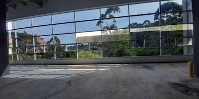 Inmueble ubicado en el sector de Llanogrande, con cercanía estratégica al Aeropuerto Internacional José María Córdova, lo que le otorga una ubicación privilegiada para operaciones comerciales y logísticas. Dispone de cómodas vías de acceso y excelente cobertura de transporte público, garantizando así una movilidad eficiente para clientes, proveedores y empleados. El local cuenta con un área total de 243 m, adecuados para el desarrollo de diversas actividades tales como call center, consultorios médicos, centros estéticos, academias, centros de operación o como bodega de almacenamiento. Además cuenta con una altura cercana a los 3.5 metros, largo 27 mts y ancho 9 mts. Por sus características, representa una alternativa de alto valor estratégico para empresas del sector comercial y de servicios. El canon de arrendamiento establecido se encuentra sujeto a la adición del Impuesto al Valor Agregado IVA conforme a la normatividad vigente.